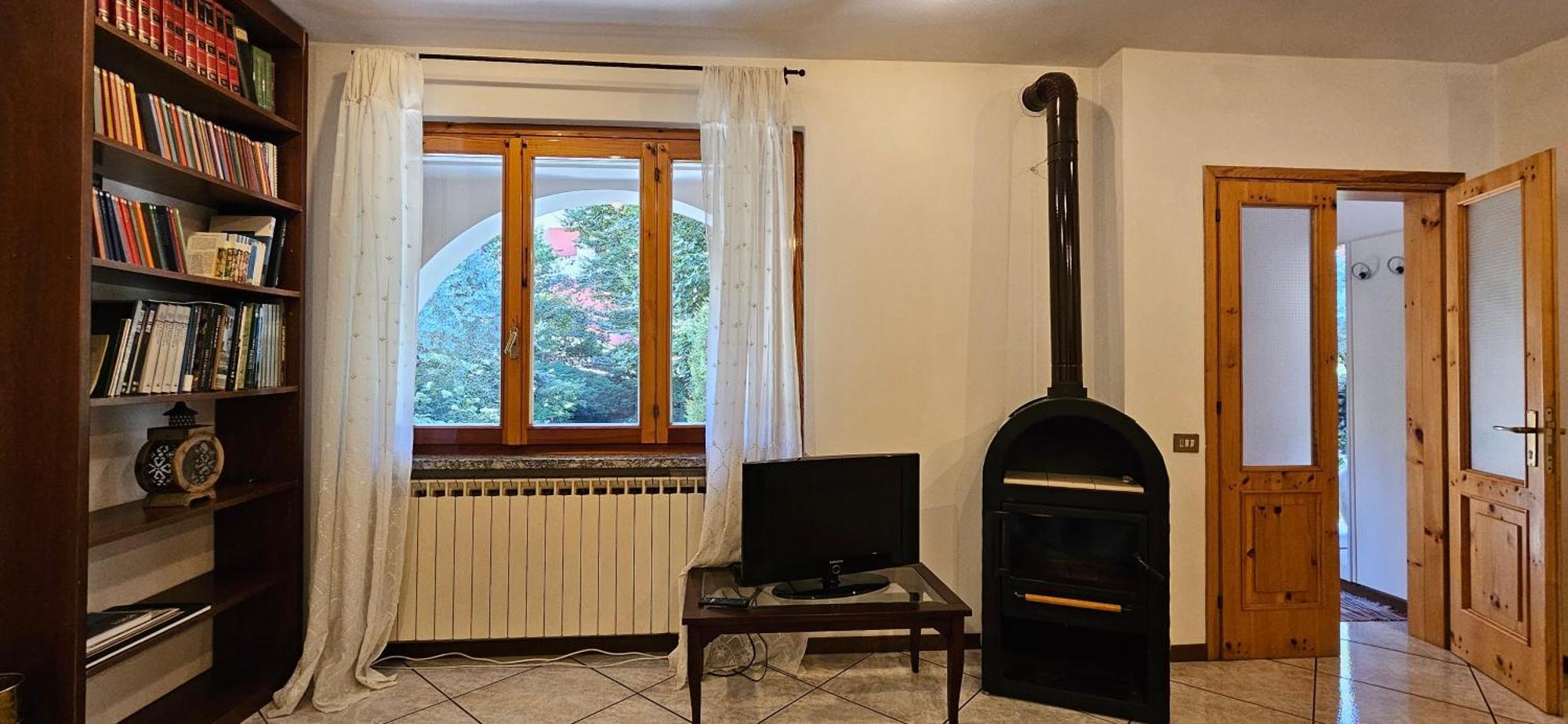 Appartamento Con Ingresso Autonomo, Giardino Privato E Portico Introbio Екстер'єр фото